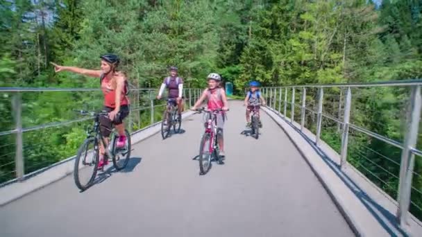 Happy Active Rodziny Mają Wycieczkę Rowerową Słowenii Śledzenie Czasie Rzeczywistym — Wideo stockowe