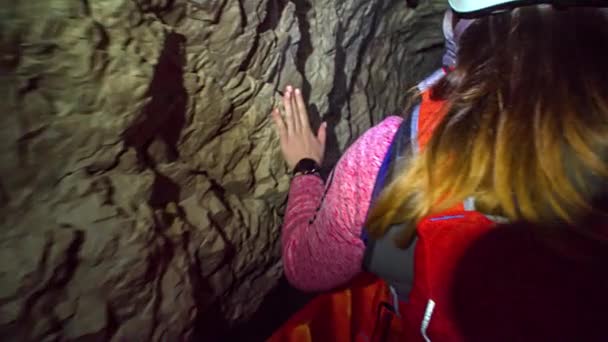 Touristes Profitant Kayak Souterrain Site Patrimonial Ancienne Mine Historique Glancnik — Video