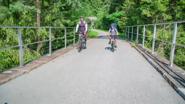 Czas Spędzony Dziećmi Jazda Rowerze Przejażdżka Malowniczą Strekną Radosne Szczęśliwe — Wideo stockowe