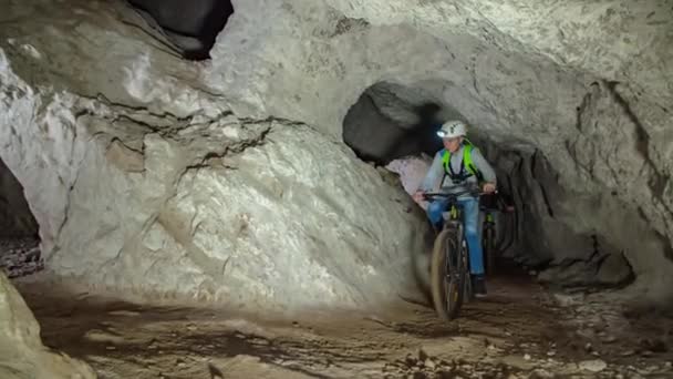 Montanha Bicicleta Uma Caverna Subterrânea Atividade Fixe Acção Câmara Lenta — Vídeo de Stock