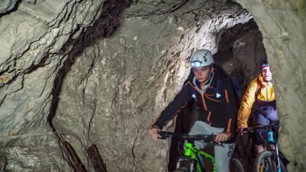 Adolescente Ciclista Com Headgears Andar Bicicleta Dentro Caverna Teto Curto — Vídeo de Stock