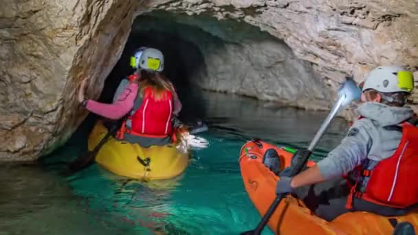 Amigos Tour Kayak Subterráneo Antigua Mina Mezica — Vídeos de Stock