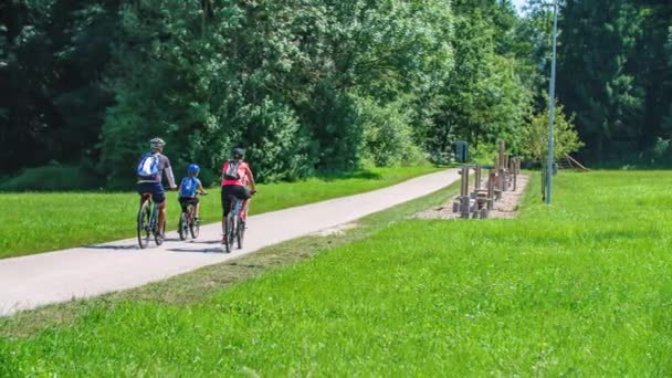 Οικογενειακή Ποδηλασία Έξω Μια Ηλιόλουστη Μέρα Αργή Κίνηση Όμορφο Πράσινο — Αρχείο Βίντεο