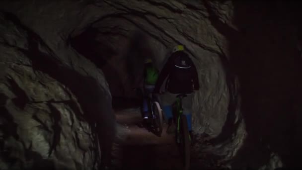 Deux Motards Dans Tunnel Sombre Mezica Slovénie — Video