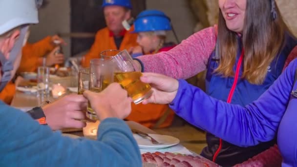 Groep Bezoekers Proosten Elkaar Aan Tafel Podzemlje Pece Tourist Mine Stockvideo's