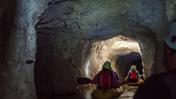 Turyści Podróżują Dwóch Kajakach Wewnątrz Podziemnego Wąskiego Tunelu Górniczego Ciemnoskalistej — Wideo stockowe