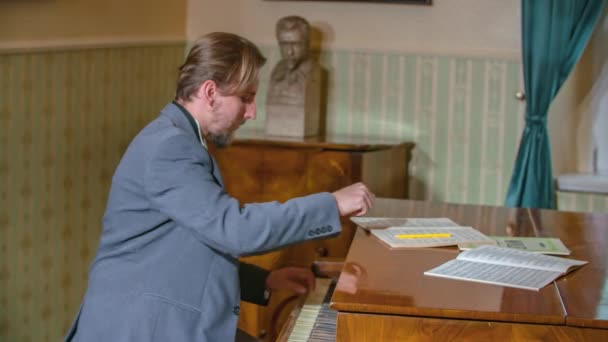 Ung Välklädd Pianist Praktiserar Kärntens Regionmuseum — Stockvideo