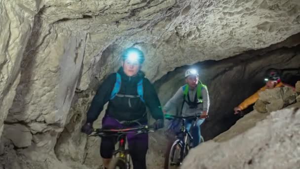 Motorosok Egy Csoportja Biciklizik Egy Sötét Mezica Barlangban Szlovéniában — Stock videók