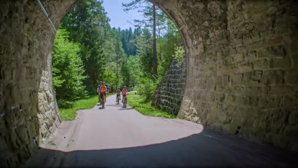 Moeder Ouder Twee Kinderen Fietsen Naar Een Tunnel Gornji Dolic — Stockvideo