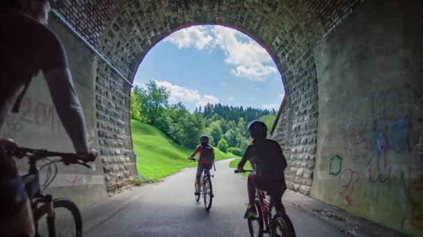 Aktiv Familjeresa Cyklar Genom Tunnelbanan Slovenien Bakre Slomo — Stockvideo