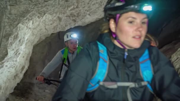 Grupo Jovens Aventureiros Pedalando Por Cavernas Subterrâneas — Vídeo de Stock