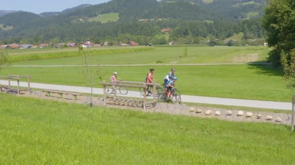 Família Pais Crianças Caucasianos Bicicletas Deixa Área Parque Infantil Como — Vídeo de Stock