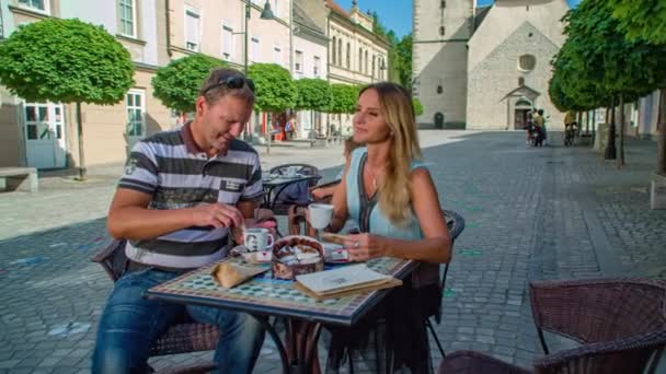 Europeiska Turister Som Äter Och Dricker Varmt Kaffe Utanför Restaurang — Stockvideo