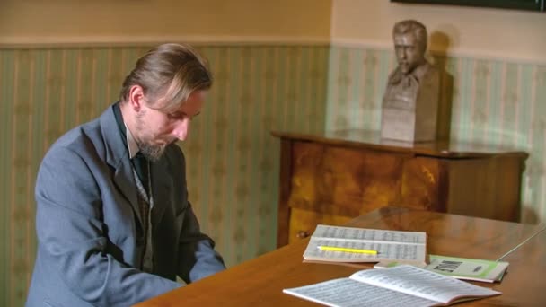Pianista Imitando Famoso Pianista Esloveno Hugo Wolf Mientras Componía Música — Vídeos de Stock