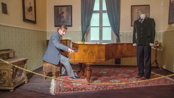Een Blanke Man Grijze Formals Die Piano Speelt Het Verboden — Stockvideo