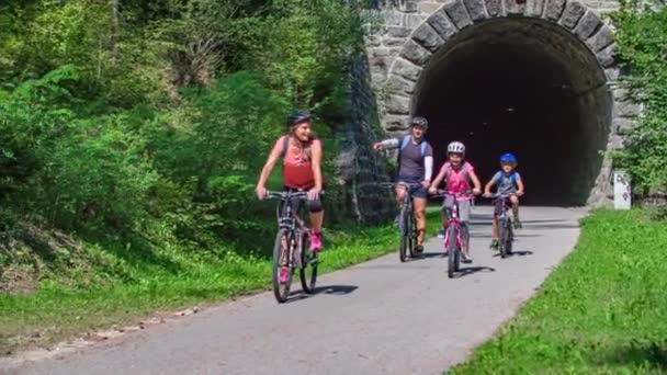 Szczęśliwa Rodzina Rowerach Wychodzących Ciemnego Tunelu Strekna Ścieżka Rowerowa Słowenii — Wideo stockowe