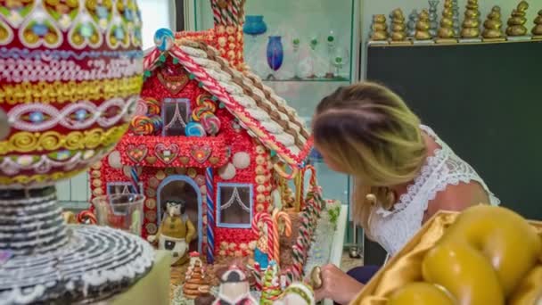 감탄하는 아름다운 금발의 가게에서 사탕을 만들었다 — 비디오