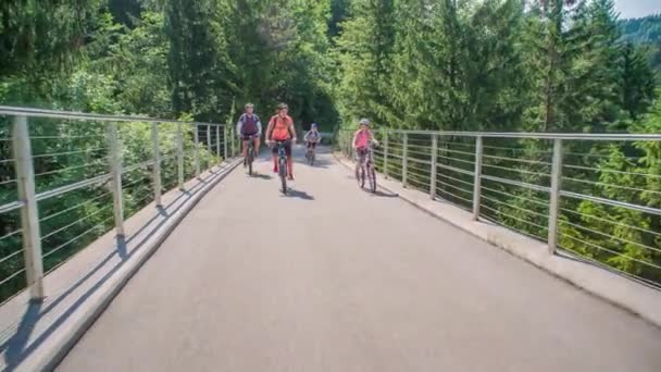 Aktive Familien Fahren Fahrräder Trail Trail Slowenien Verfolgung Echtzeit — Stockvideo