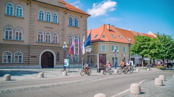 Familie Van Vier Fietstochten Een Zonnige Dag Door Slaperig Dorp — Stockvideo