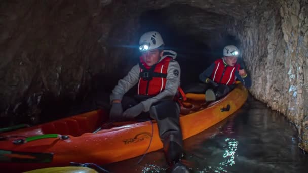 Garçon Kayak Avec Des Amis Boire Eau Ruisseau Souterrain Vierge — Video