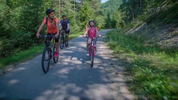 Vit Livsstil Familj Rida Cyklar Parken Slovenien Slow Motion — Stockvideo