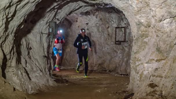 Dos Eslovenos Caucásicos Corriendo Carrera Túnel Subterráneo Con Faros Pan — Vídeos de Stock