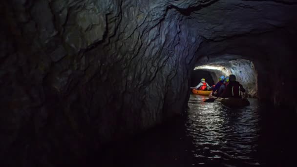 Turis Menikmati Kayak Bawah Tanah Situs Warisan Tambang Bersejarah Tua — Stok Video