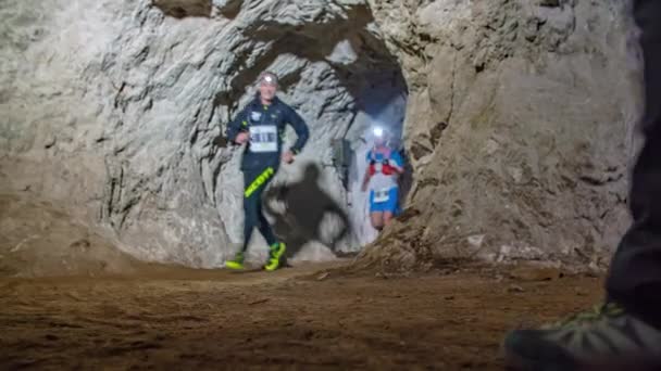 Due Sloveni Caucasici Maratona Corsa Galleria Sotterranea Angolo Svolta Angolo — Video Stock