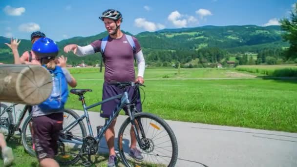 Två Barn High Five Sina Föräldrar Och Mot Sina Cyklar — Stockvideo