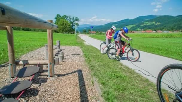 Rallentatore Fratelli Bicicletta Con Genitori Dopo Essersi Divertiti Parco Giochi — Video Stock