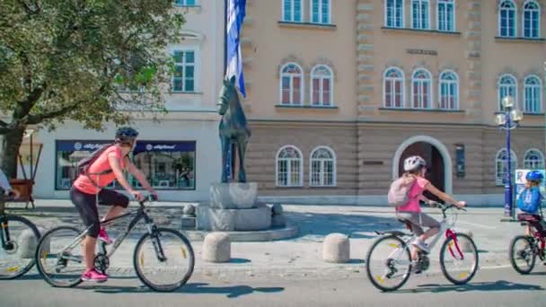 Familj Cykling Nära Venetianska Hästen Oskar Kogoj Slovenj Gradec Solskyddsmedel — Stockvideo