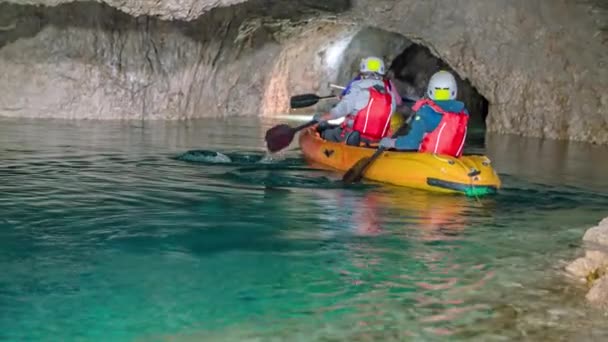 Slovenya Nın Peca Dağının Yeraltı Sularında Kano Süren Ziyaretçilerin Arka — Stok video