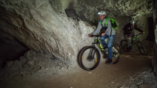 Skupina Lidí Jezdících Kolech Temném Tunelu Mezici Slovinsko — Stock video