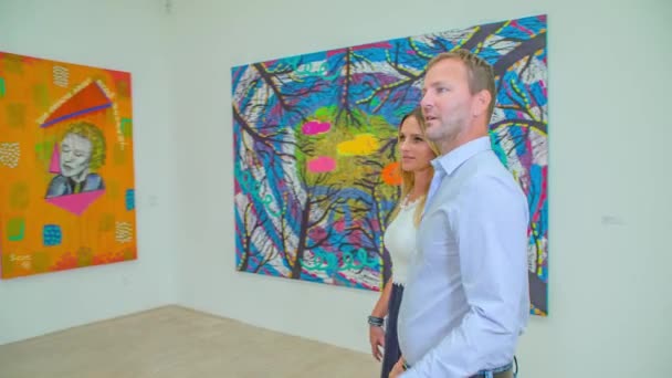 Couple Marié Caucasien Marcher Profiter Des Peintures Intérieur Musée Ralenti — Video