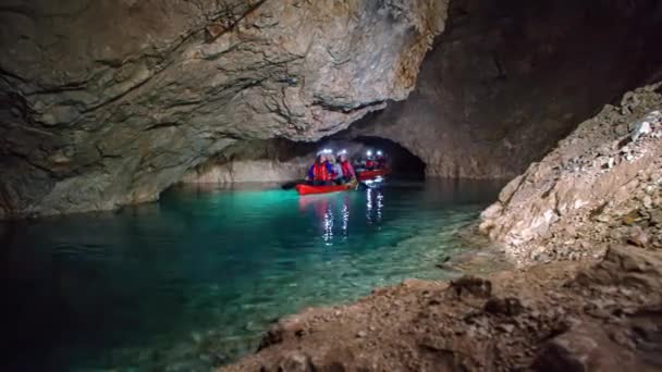 슬로베니아의 메지카에 속에서 바위를 터널로 들어가는 — 비디오