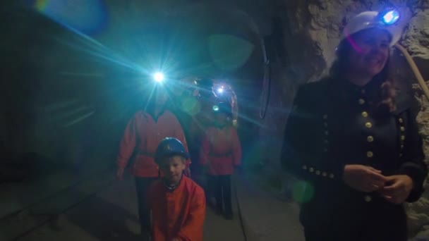 Visite Guidée Tunnels Sombres Mezica Slovénie Dolly Dehors — Video