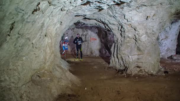 Corredores Hardcore Compitiendo Museo Mina Mezica Cámara Lenta — Vídeos de Stock