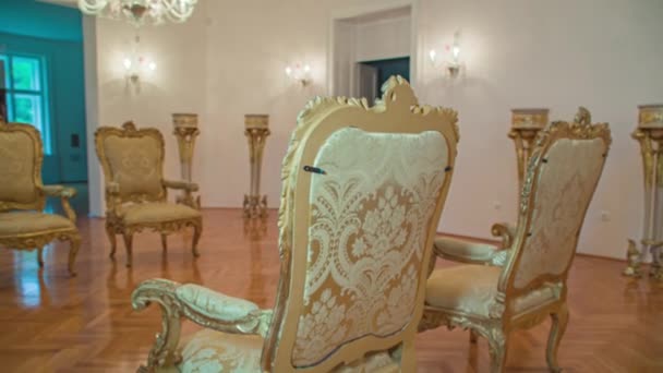 Κενές Χρυσές Υφασμάτινες Καρέκλες Λευκό Δωμάτιο Παρκέ Δάπεδο Close Pan — Αρχείο Βίντεο