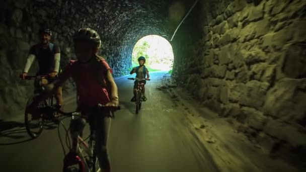 Två Barn Njuter Ett Cykeläventyr Med Sina Föräldrar Rider Tunnel — Stockvideo