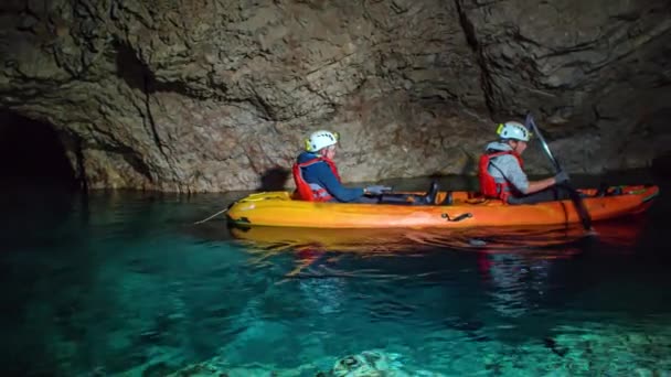 Grupo Turistas Haciendo Kayak Bajo Tierra Cueva Peca Eslovenia Movimiento — Vídeos de Stock