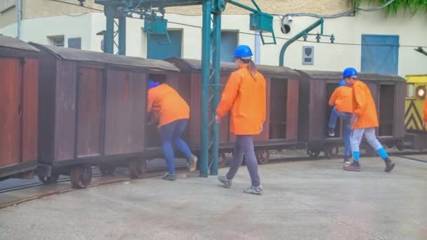 Disparo Mano Mineros Que Entran Cabinas Tren Mezica Eslovenia — Vídeos de Stock