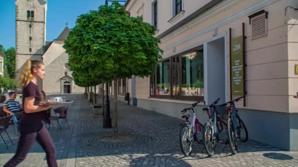 Servitör Servera Dryck Till Vackra Par Ett Vackert Torg Slovenj — Stockvideo