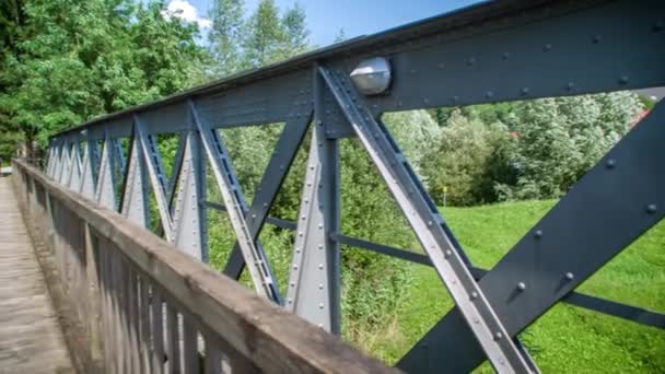 Panelový Přehled Kovového Dřevěného Mostu Detailním Záběru Cyklisté Vstupují Mostu — Stock video
