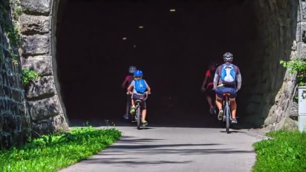 Kaukasiska Familjen Rida Cyklar Genom Tunneln Slovenj Gradec Slovenien — Stockvideo
