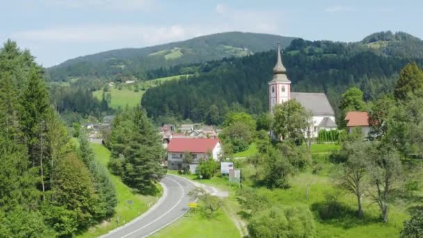 スロベニアの小さな町グラデツは ヨーロッパのスロベニアの丘陵に囲まれています 空中射撃の上昇 — ストック動画