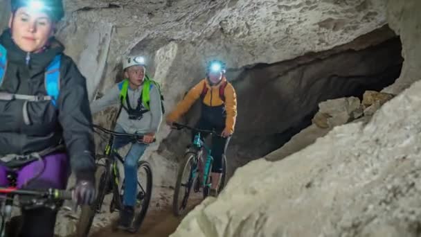 Montanha Bicicleta Com Lanterna Capacete Caminho Subterrâneo Das Cavernas Mezica — Vídeo de Stock