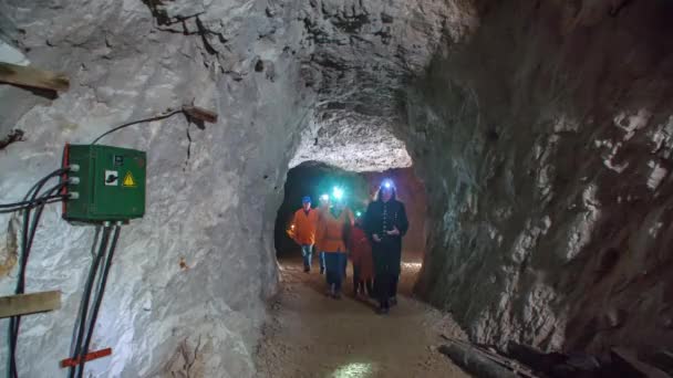 Guide Touristique Principaux Visiteurs Promenade Dans Mine Touristique Podzemlje Pece — Video