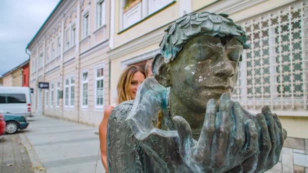 Lyckliga Par Tillsammans Gator Slovenska Gradec Och Beundra Gatan Fontän — Stockvideo