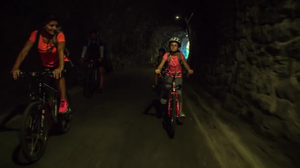 Emberek Bicikliznek Egy Sötét Alagútban — Stock videók