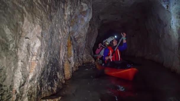 友人カヤックは スロベニアのメジカに暗く神秘的なトンネルを採掘します — ストック動画
